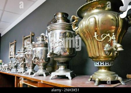 Vecchi samovar russi d'annata per il tè Foto Stock