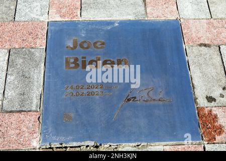 KIEV, UCRAINA - 20 FEBBRAIO 2023 - Una mattonella memorabile con un autografo del presidente americano Joseph Biden ha deposto durante la sua visita a Kiev, capitale dell'Ucraina. Credit: Ukrinform/Alamy Live News Foto Stock