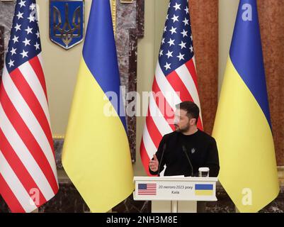 KIEV, UCRAINA - 20 FEBBRAIO 2023 - il Presidente dell'Ucraina Volodymyr Zelenskyy interviene nel corso di una conferenza stampa congiunta con il Presidente degli Stati Uniti Joseph Biden, Kyiv, capitale dell'Ucraina. Credit: Ukrinform/Alamy Live News Foto Stock