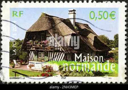 TIMBRE OBLITÉRÉ MAISON NORMANDE. RF. LA POSTE 2004. 0,50 € Foto Stock