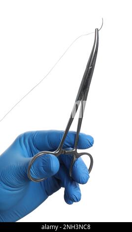 Pinza di presa del medico con filo di sutura su fondo bianco, primo piano. Apparecchiature mediche Foto Stock
