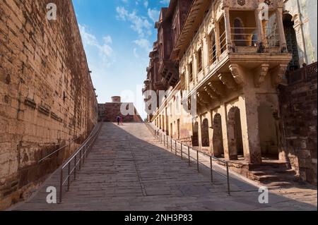 Jharokha, finestra di pietra che sporge dalla parete di un edificio, in un piano superiore, che domina Mehrangarh forte, Jodhpur, Rajasthan, India. UNESCO Foto Stock