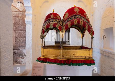 Jodhpur, Rajasthan, India - 19 ottobre 2019: Elephant Howdah, sedili con telaio in legno per i Maharajas di Mehrangarh. King viaggiava in questo. Foto Stock