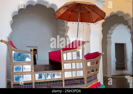 Jodhpur, Rajasthan, India - 19 ottobre 2019: Palanquin, sedano o palki per Maharajas, al museo Mehrangarh. King viaggiava in questo. Foto Stock