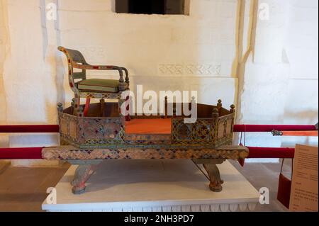 Jodhpur, Rajasthan, India - 19 ottobre 2019: Palanquin, sedano o palki per Maharajas, al museo Mehrangarh. King viaggiava in questo. Foto Stock