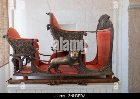 Jodhpur, Rajasthan, India - 19 ottobre 2019: Palanquin, sedano o palki per Maharajas, al museo Mehrangarh. King viaggiava in questo. Foto Stock