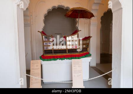 Jodhpur, Rajasthan, India - 19 ottobre 2019: Elephant Howdah, sedili in legno per Maharajas, al museo Mehrangarh. King viaggiava in questo. Foto Stock