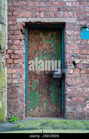 Porta in lamiera al magazzino Dockland, Liverpool, Regno Unito Foto Stock