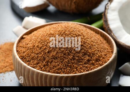 Zucchero di cocco naturale in ciotola di legno, primo piano Foto Stock