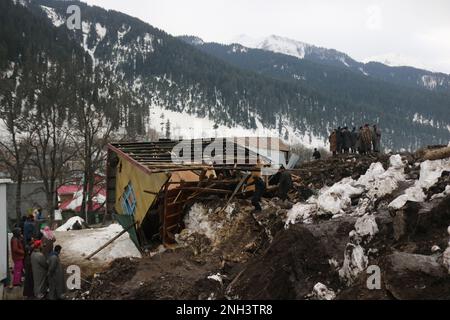 Srinagar, Kashmir. 20 febbraio 2023, Srinagar kashmir, india: La gente guarda una casa danneggiata a seguito di una frana nella zona di Rezan di Sonamerg, distretto di Ganderbal, il 20 febbraio 2023 a Jammu e Kashmir, India. Almeno 10 case, diversi negozi e quattro cowsheds sono stati danneggiati dopo una frana colpito la zona Rezan overnight.The Srinagar-Leh autostrada è stato chiuso. Altre frane si sono verificate nella zona di Duksar Dalwa di Ramban con 13 case danneggiate. Credit: ZUMA Press, Inc./Alamy Live News Foto Stock