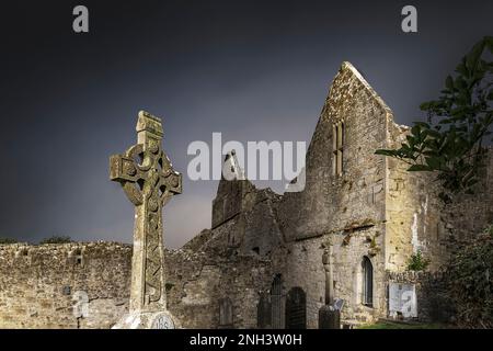 Croce celtica alle rovine del Frate Francescano Askeaton sul fiume Deel ad Askeaton, co Limerick, Irlanda Foto Stock