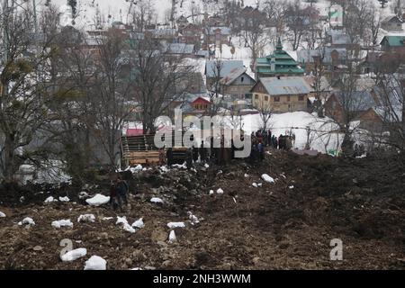 Srinagar, Kashmir. 20 febbraio 2023, Srinagar kashmir, india: La gente guarda una casa danneggiata a seguito di una frana nella zona di Rezan di Sonamerg, distretto di Ganderbal il 20 febbraio 2023 a Jammu e Kashmir, India.almeno 10 case, diversi negozi e quattro cowsheds sono stati danneggiati dopo una frana colpito la zona di Rezan overnight.The Srinagar-Leh autostrada è stato chiuso. Altre frane si sono verificate nella zona di Duksar Dalwa di Ramban con 13 case danneggiate. Credit: ZUMA Press, Inc./Alamy Live News Foto Stock