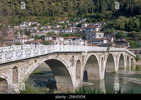 Il vecchio ponte ottomano Gorica sul fiume Osum in estate, punto di riferimento nella città di Berat / Berati, Albania meridionale Foto Stock