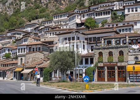 Città di mille finestre, quartiere antico con case ottomane sulla collina lungo il fiume Osum nella città di Berat / Berati, Albania meridionale Foto Stock