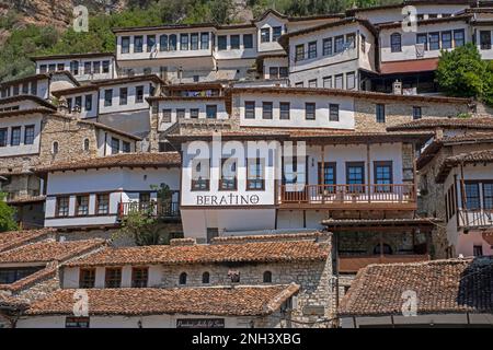 Città di mille finestre, quartiere antico con case ottomane sulla collina lungo il fiume Osum nella città di Berat / Berati, Albania meridionale Foto Stock