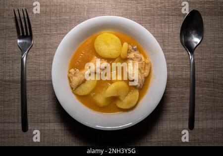 Zuppa di patate calda con pollame in un piatto bianco Foto Stock