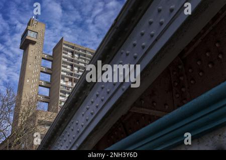 Trellick Tower sulla Cheltenham Estate Foto Stock