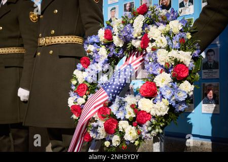 Kiev, Ucraina. 20th Feb, 2023. Il Presidente DEGLI STATI UNITI Biden e il Presidente ucraino Zelensky rendono omaggio al Muro della memoria per il defunto per l'Ucraina a Kiev il 20 febbraio 2023. I presidenti si trovano accanto a una targa commemorativa della visita di Biden. (Credit Image: © Ukraine Presidency/ZUMA Press Wire) SOLO PER USO EDITORIALE! Non per USO commerciale! Credit: ZUMA Press, Inc./Alamy Live News Foto Stock