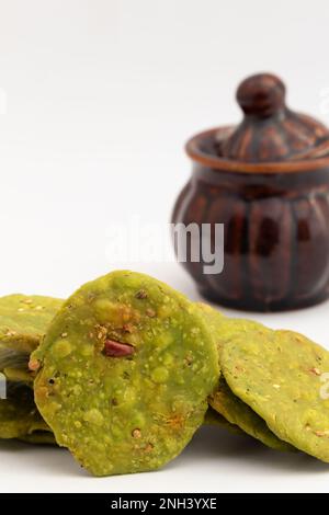 Namkeen Green Palak Masala Mathri chiamato anche Spinach Matthi, Mathiya, Mathi, farsi Poori, Farsan, Pharsaṇ o Mathari è famoso tè tempo spuntini Consum Foto Stock