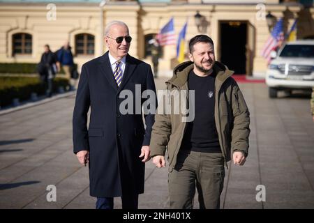 Kiev, Ucraina. 20th Feb, 2023. Il Presidente DEGLI STATI UNITI JOE BIDEN con il Presidente ZELENSKY al Palazzo Mariinsky durante la visita non annunciata di Biden a Kyiv. (Credit Image: © Ukraine Presidency/ZUMA Press Wire) SOLO PER USO EDITORIALE! Non per USO commerciale! Credit: ZUMA Press, Inc./Alamy Live News Foto Stock