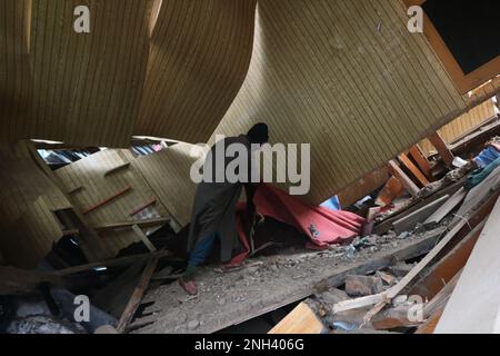 Srinagar, Kashmir. 20 febbraio 2023, Srinagar kashmir, india : Un uomo ispeziona una casa collassata a seguito di una frana nella zona di Rezan di Sonamerg, distretto di Ganderbal il 20 febbraio 2023 a kashmir, India. Almeno 10 case, diversi negozi e quattro cowsheds sono stati danneggiati dopo che una frana ha colpito la zona di Rezan durante la notte. L'autostrada Srinagar-Leh è stata chiusa. Credit: ZUMA Press, Inc./Alamy Live News Foto Stock