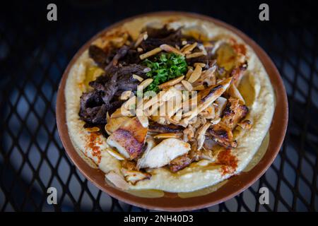 Hummus con shwarma di agnello e pollo Foto Stock