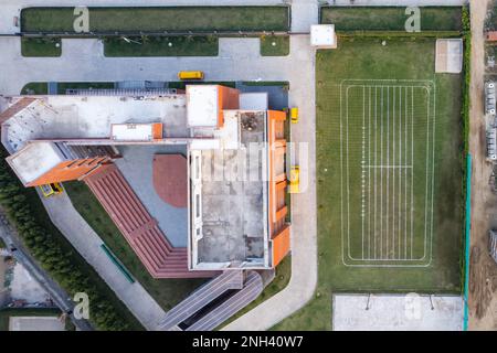 Il drone aereo ha girato guardando dritto a scuola e sta giocando feild con le linee segnate per gli sport a gurgaon Delhi India Foto Stock