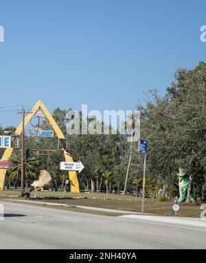 Il segno del facotry della conchiglia nell'indomani dell'uragano Ian Foto Stock