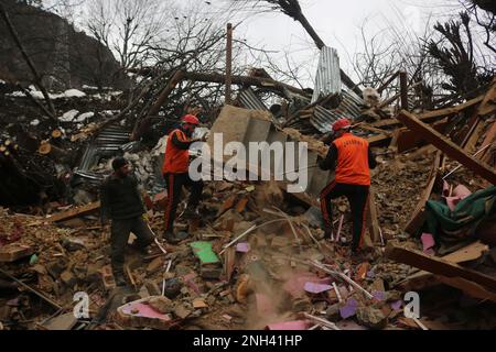 Non esclusiva: 20,2023 febbraio, Srinagar kashmir, india: Funzionari della National Disaster Response Force (NDRF) pulisce i detriti da una casa danneggiata f Foto Stock