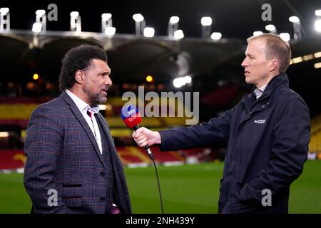 L'ex giocatore Don Goodman (a sinistra) intervistato da Sky Sports in vista della partita del campionato Sky Bet al Vicarage Road Stadium, Watford. Data immagine: Lunedì 20 febbraio 2023. Foto Stock
