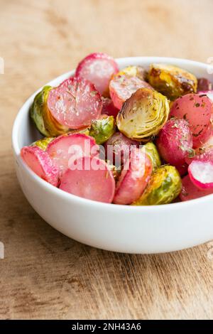 Germogli e Radishes di Bruxelles arrostiti Foto Stock