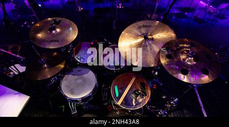 Lviv, Ucraina - 14 febbraio 2023: Drum kit sul palco concerto in teatro Foto Stock