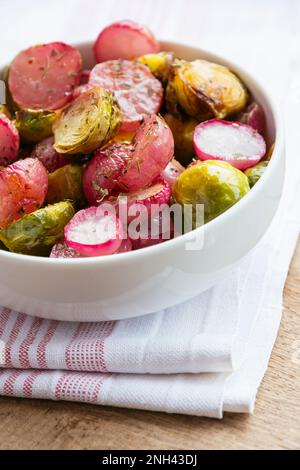 Germogli e Radishes di Bruxelles arrostiti Foto Stock