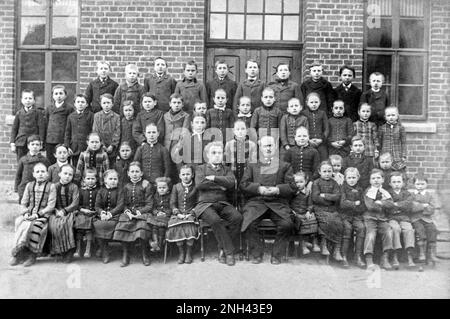 Ritratto degli alunni e degli insegnanti, scuola di Poppenburg, Burgstemmen, bassa Sassonia, Germania, circa 1890 Foto Stock