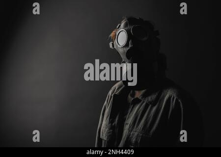 Foto di un militare in una maschera a gas, apocalisse, armi nucleari, esplosione atomica di una stazione, protezione da armi chimiche e nucleari. Ragazza in una maschera Foto Stock