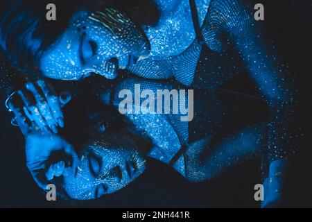 Modella moda donna in luce al neon, ritratto di un bel modella con trucco fluorescente, disegno artistico. Cosplay per il film Avatar. La ragazza è una Foto Stock