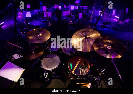 Lviv, Ucraina - 14 febbraio 2023: Drum kit sul palco concerto in teatro Foto Stock