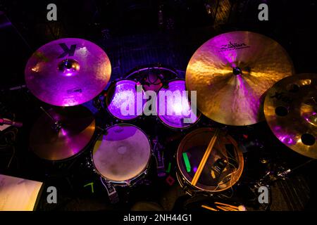 Lviv, Ucraina - 14 febbraio 2023: Drum kit sul palco concerto in teatro Foto Stock