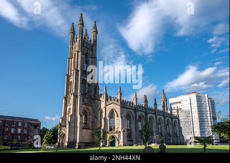 La Chiesa di San Giorgio, Chester Road, Hulme, Manchester, è una chiesa di rinascita gotica. Foto Stock