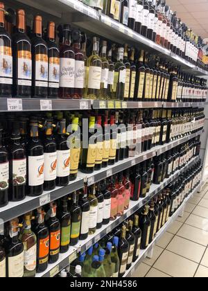 07.02.2023, Ucraina, Kharkiv, una vasta selezione di vini di diverse varietà sullo scaffale del supermercato Foto Stock