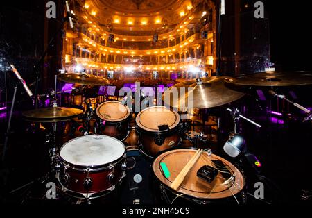 Lviv, Ucraina - 14 febbraio 2023: Drum kit sul palco concerto in teatro Foto Stock