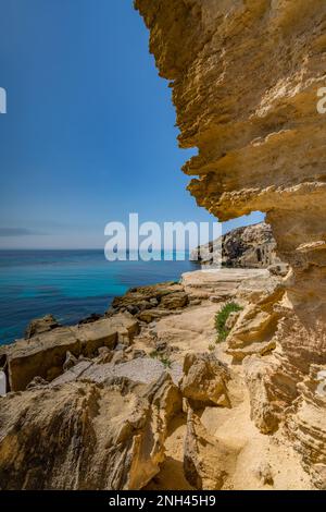 Scavato tufo giallo nella scogliera di Bue Marino, Favignana Foto Stock