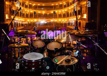 Lviv, Ucraina - 14 febbraio 2023: Drum kit sul palco concerto in teatro Foto Stock