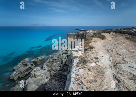 Vista panoramica sulla scogliera di Cala Rossa, Favignana Foto Stock