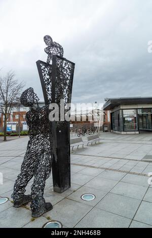 La scultura "i CAN See for Miles" di Andy Scott fuori dalla stazione ferroviaria di Alloa, Scozia Foto Stock