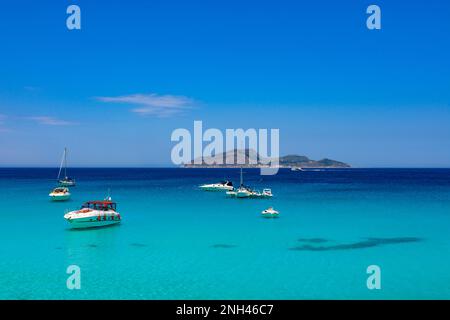 Barche ormeggiate nelle acque turchesi di Cala Rossa, Favignana Foto Stock