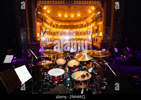 Lviv, Ucraina - 14 febbraio 2023: Drum kit sul palco concerto in teatro Foto Stock