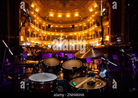 Lviv, Ucraina - 14 febbraio 2023: Drum kit sul palco concerto in teatro Foto Stock