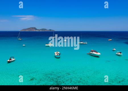Barche ormeggiate nelle acque turchesi di Cala Rossa, Favignana Foto Stock