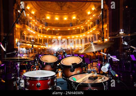 Lviv, Ucraina - 14 febbraio 2023: Drum kit sul palco concerto in teatro Foto Stock